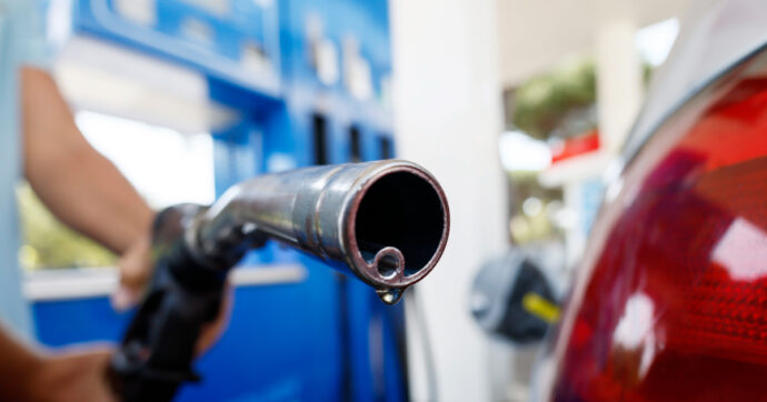 Il prezzo del petrolio cala ma quello della benzina continua a salire e raggiunge il massimo da un anno
