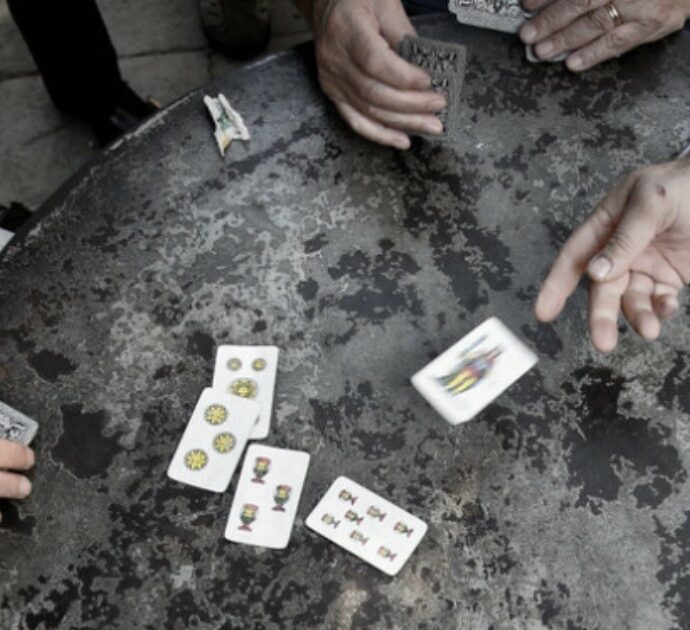 “Mi hai fatto perdere la partita a carte”, scatta la rissa al centro anziani tra due ultraottantenni: occhio nero e corsa in ospedale