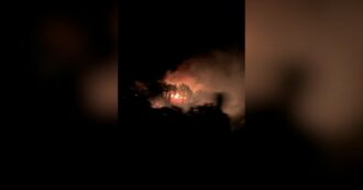 Copertina di Incendio all’Isola d’Elba, fiamme nei boschi tra Rio Marina e Porto Azzurro: evacuate circa 700 persone – Video