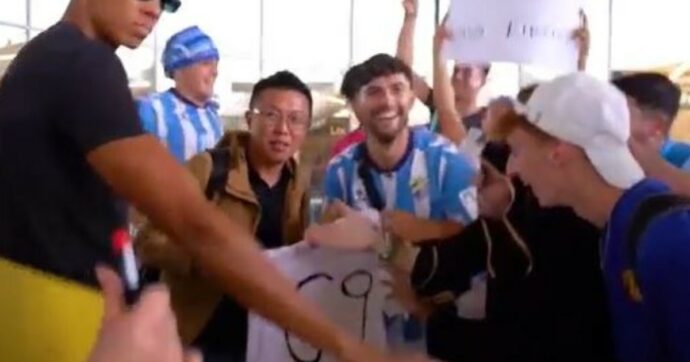 Un turista a caso accolto come un colpo di mercato: geniale protesta dei tifosi del Malaga – Video
