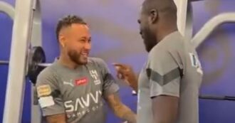 Copertina di Neymar per 6 anni al Psg senza aver mai imparato il francese: l’imbarazzo con Koulibaly – Video