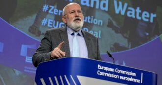 Copertina di Ue, Frans Timmermans si dimette da vicepresidente della Commissione per candidarsi: le sue deleghe a Sefcovic