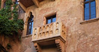 Copertina di I turisti bocciano la Casa di Giulietta a Verona: “Il sito turistico italiano più deludente”, “Fila interminabile”