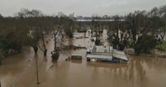 Copertina di Cile, quattro regioni in ginocchio per le inondazioni: almeno tre morti e 30mila persone isolate