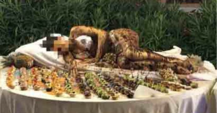 Ragazza ricoperta di cioccolato sul tavolo del buffet in un hotel. Uno degli ospiti: “Il corpo di una donna come una stoviglia, che schifo”