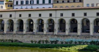 Copertina di Imbrattate con scritte le colonne del Corridoio Vasariano a Firenze. “L’indagine porta ad alcuni tifosi tedeschi del Monaco 1860”