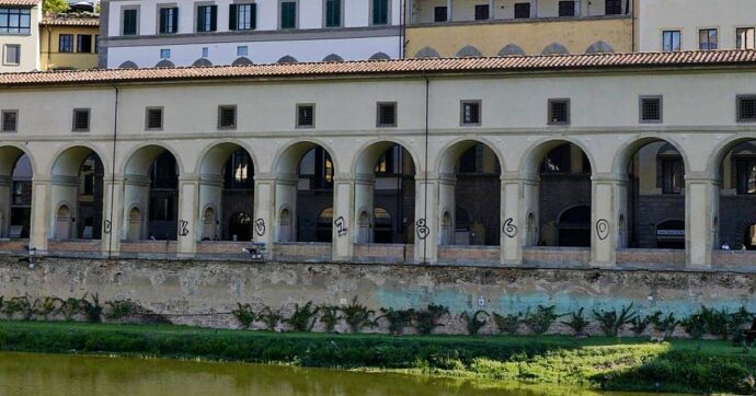 Imbrattate con scritte le colonne del Corridoio Vasariano a Firenze. “L’indagine porta ad alcuni tifosi tedeschi del Monaco 1860”