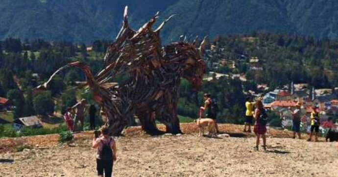 Il Drago di Vaia non c’è più: l’opera sull’Alpe Cimbra distrutta dalle fiamme. L’ipotesi di un rogo doloso