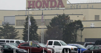 Copertina di Usa, Honda ricicla le tute da lavoro usate per realizzare i pannelli fonoassorbenti delle auto