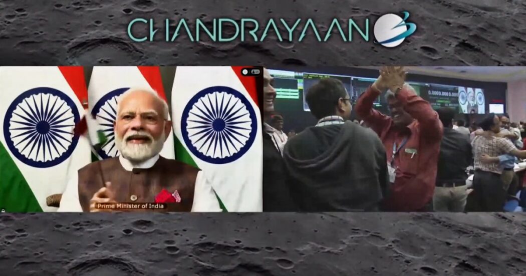 L’India sulla Luna, la missione Chandrayaan-3 ha toccato il suolo: i festeggiamenti nella sala di controllo e del premier Modi