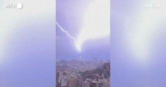 Copertina di Tempesta a La Mecca: un fulmine colpisce la Torre dell’Orologio. Allagamenti nella città sacra dell’Islam – Video