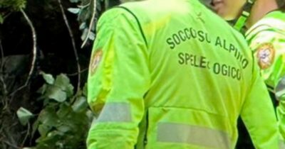 Copertina di Precipita lungo un pendio mentre tenta di recuperare il cervo appena ucciso: morto cacciatore di 75 anni