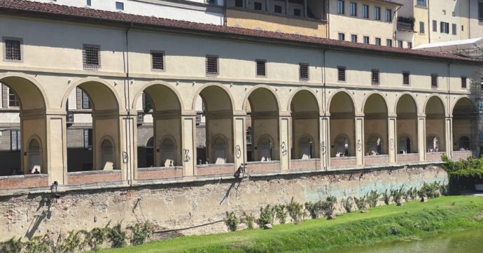 Firenze, imbrattate colonne del  Vasariano