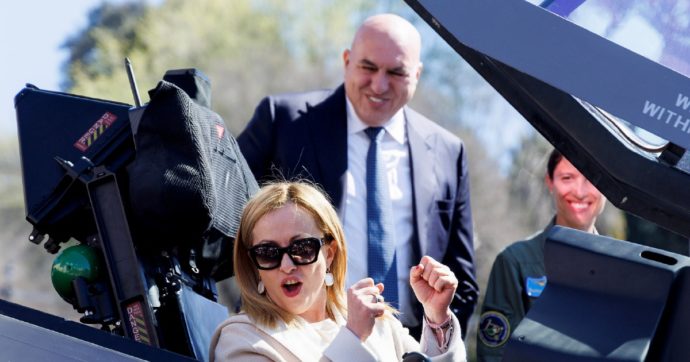 Meloni (ri)promette fedeltà a Zelensky. Ma teme i sondaggi