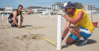 Copertina di “Nuovi schiavi” | Viaggio nel lavoro povero. “Mi segnano appena 24 ore, ma ne faccio 91 alla settimana”