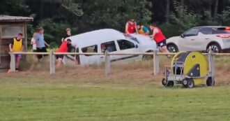 Copertina di Merano, l’auto finisce nel fossato accanto al campo di rugby: la squadra corre in soccorso e risolve tutto in pochi secondi