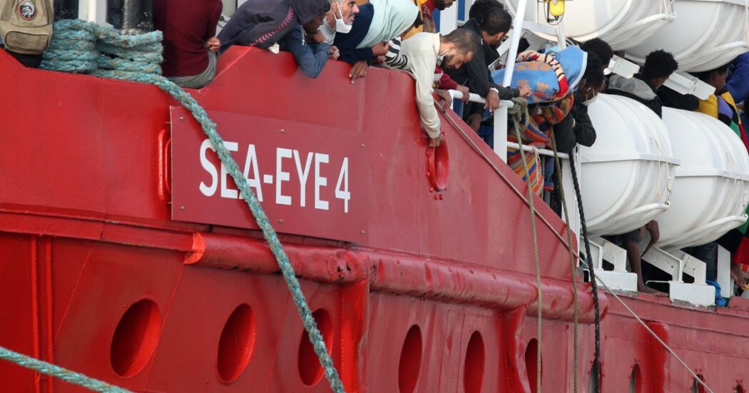 Migranti, la Sea-Eye 4 fermata per averne salvati 114 in più operazioni. Meloni: “Applichiamo la legge”. Schlein: “Sì, ed è disumana”