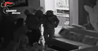Copertina di Rapina in villa a Siracusa, proprietari sequestrati e immobilizzati: arrestata la banda dopo mesi di indagini. Il video