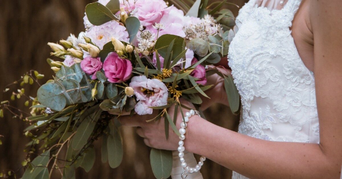 “Mio nipote di 6 anni si è vestito di bianco al mio matrimonio e io mi sono infuriata. Ho chiesto a mio marito di intervenire ma lui…”. La storia su Reddit