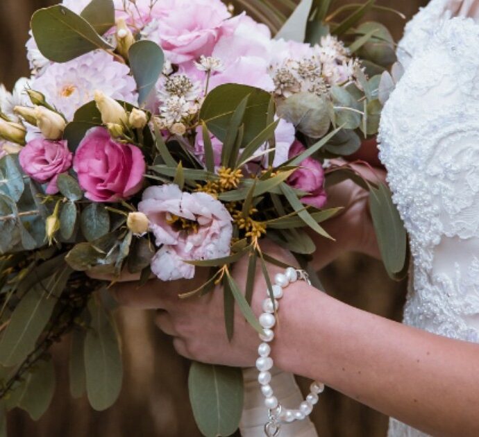 “Mio nipote di 6 anni si è vestito di bianco al mio matrimonio e io mi sono infuriata. Ho chiesto a mio marito di intervenire ma lui…”. La storia su Reddit