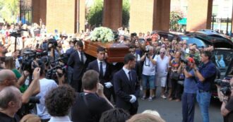 Funerali di Toto Cutugno, i fan cantano "L'italiano". Il parroco: "In paradiso con la chitarra in mano"