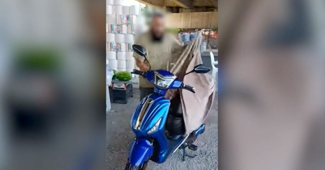 Propone uno scooter rubato sui social con lo stile delle televendite, la videodenuncia del deputato Borrelli: “Sconcertante e surreale”