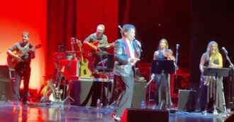 Copertina di Cutugno, Massimo Ranieri canta L’italiano: “Grazie Toto”. L’omaggio sul palco del Teatro di Verdura a Palermo