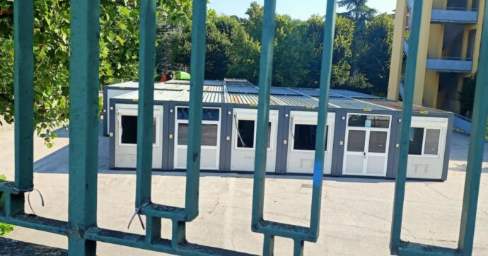 Al liceo non bastano le aule: gli studenti faranno lezione in un container in cortile. “Hanno aria condizionata e riscaldamento”