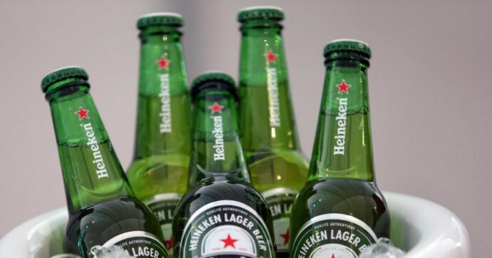 Heineken lascia il mercato russo un anno e mezzo dopo l’annuncio: asset venduti a un gruppo locale