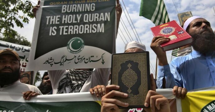La Danimarca vieta i roghi di copie del Corano (e di altri testi religiosi) dopo le proteste: “Ragioni di sicurezza nazionale”