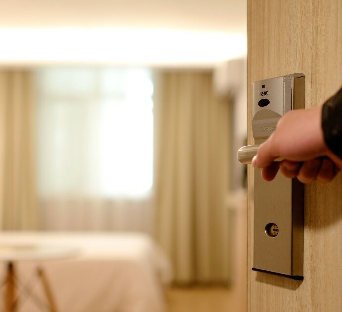 Ospiti dell’hotel svaligiano la stanza prima del check out: “Hanno portato via tutto tranne shampoo e sapone”
