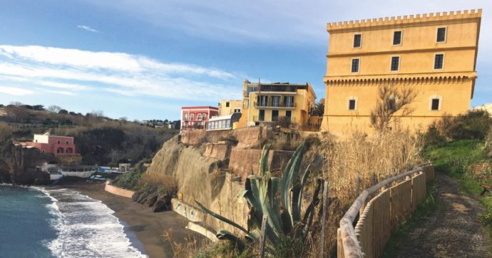 Ventotene, il commissario voluto da Meloni si fa la casa nella grotta naturale: a processo