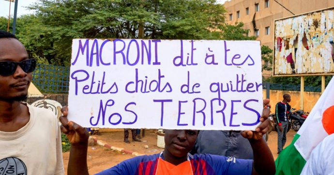 Niger, i golpisti “licenziano” l’ambasciatore francese: “Fuori”