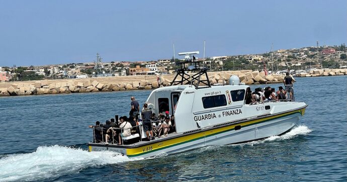 Record di sbarchi a Lampedusa, 45 in una sola notte: nell’hotspot ci sono 2882 migranti