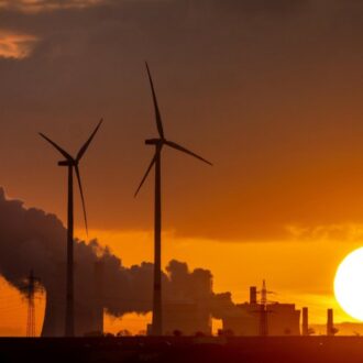 Copertina di Ecco perché le rinnovabili volano, ma le emissioni non scendono