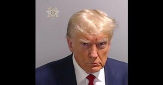 Copertina di Trump arrestato e rilasciato su cauzione: per la prima volta un presidente degli Stati Uniti ritratto in una foto segnaletica
