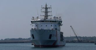 Copertina di La nave Dattilo della guardia costiera sbarca 700 migranti ad Augusta e Catania, 400 sono stati trasferiti da Lampedusa (video)