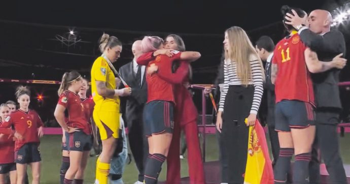 Spagna, Fifa sospende Rubiales per 3 mesi. Federcalcio contro le giocatrici: “Mentono”