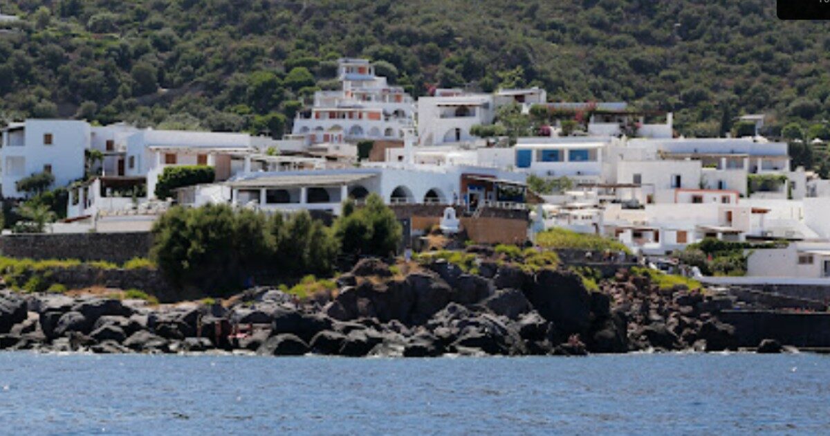 Scontrino pazzo a Panarea. 16 euro in più rispetto ai prezzi del menù e turisti furiosi: “L’Italia non merita queste figuracce”