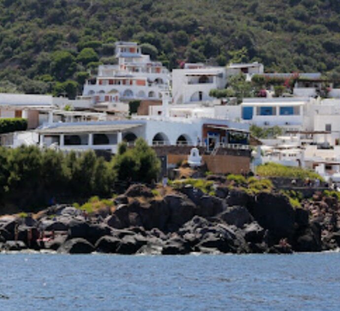 Scontrino pazzo a Panarea. 16 euro in più rispetto ai prezzi del menù e turisti furiosi: “L’Italia non merita queste figuracce”