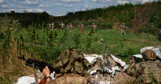 Copertina di Ucraina, il Guardian svela un vertice segreto tra la Nato e le forze armate di Kiev: discussa una nuova strategia militare