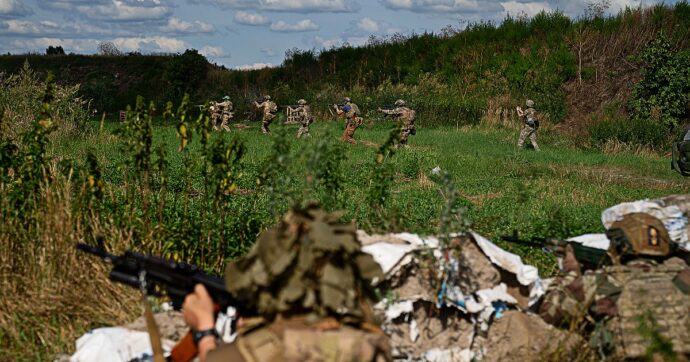 Ucraina, il Guardian svela un vertice segreto tra la Nato e le forze armate di Kiev: discussa una nuova strategia militare