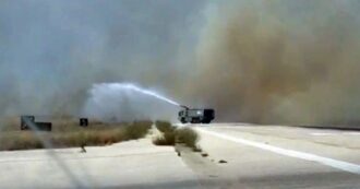 Copertina di Incendi in Sicilia, chiuso per alcune ore l’aeroporto di Trapani. Salvati via mare 200 turisti alla Tonnara di Scopello
