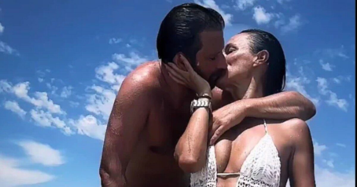 Alessia Ambrosi, la deputata FdI risponde alle critiche per le foto del bacio in spiaggia al leader di sinistra: “Fiera del mio privato, non lo nascondo”