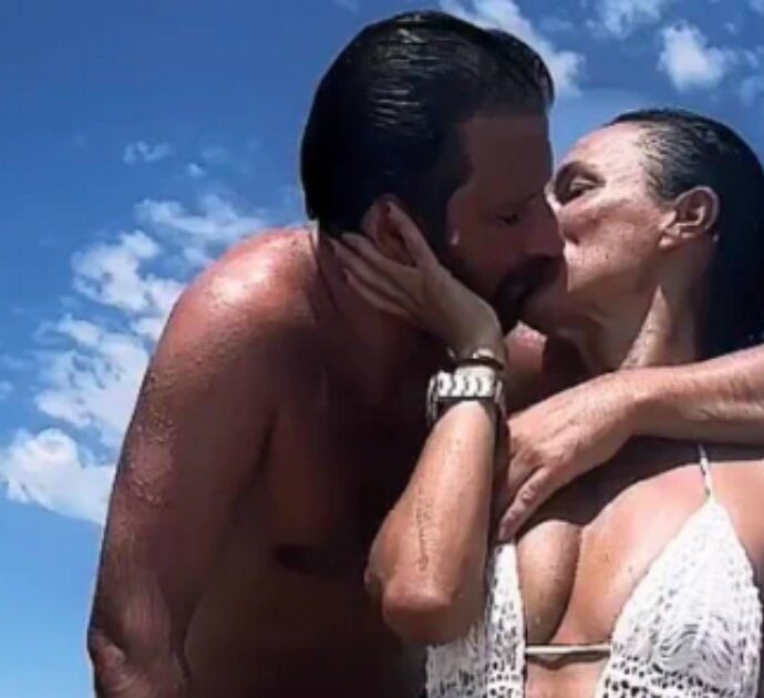 Alessia Ambrosi, la deputata FdI risponde alle critiche per le foto del bacio in spiaggia al leader di sinistra: “Fiera del mio privato, non lo nascondo”