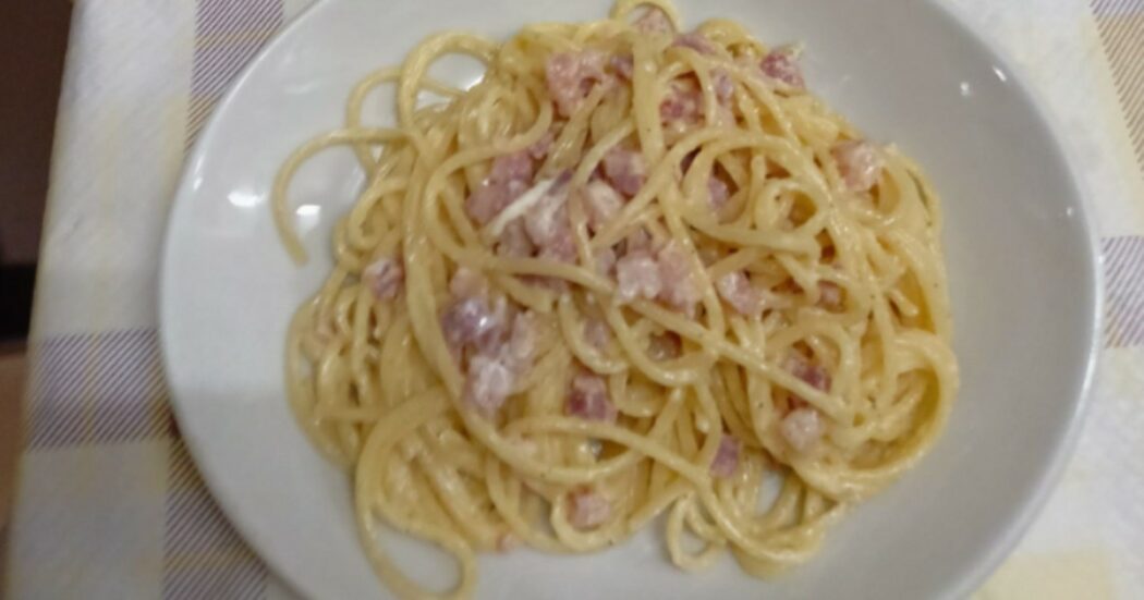 https://st.ilfattoquotidiano.it/wp-content/uploads/2023/08/27/carbonara_-1050x551.jpg