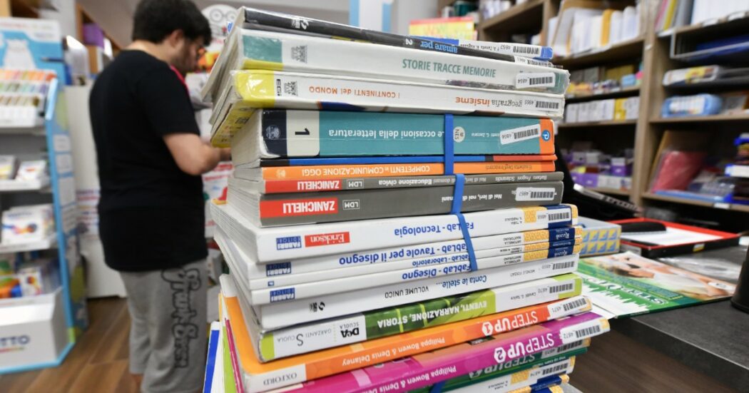 Caro libri di scuola, gli editori: “Più fondi pubblici per fornirli gratis ai meno abbienti”. Per i consumatori vanno liberalizzati gli sconti
