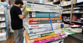 Copertina di Caro libri di scuola, gli editori: “Più fondi pubblici per fornirli gratis ai meno abbienti”. Per i consumatori vanno liberalizzati gli sconti