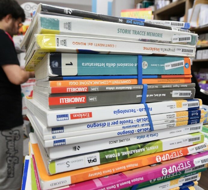 Lo “svuotavetrine” arriva a Genova: i maestri comprano tutti i volumi esposti per aiutare la libreria di quartiere di Pontedecimo