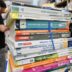 Copertina di Libri di scuola, i prezzi crescono ancora. Il governo aumenta il fondo per i meno abbienti, le proteste: “Non basta”